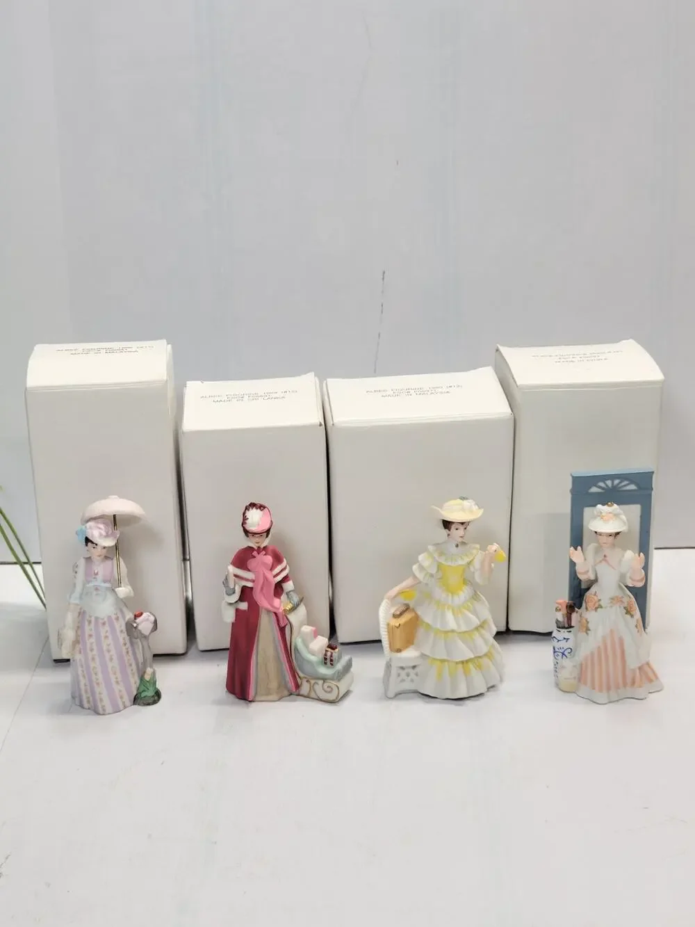 Avon Mrs Albee Miniature Figurines Lot 1988 1989 1990 1993 Presidents Club Box